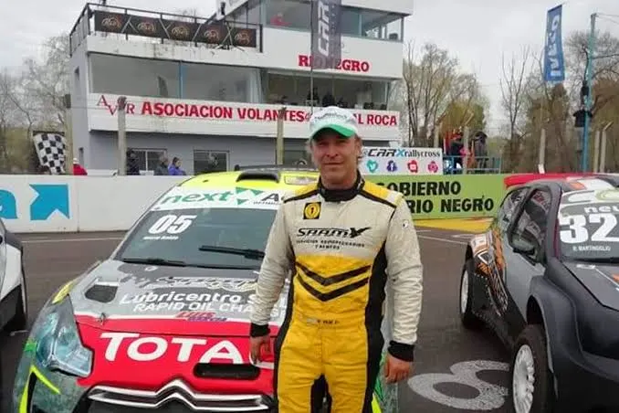 Mario Baldo junto a su auto en una fecha del CARX Rally Cross.