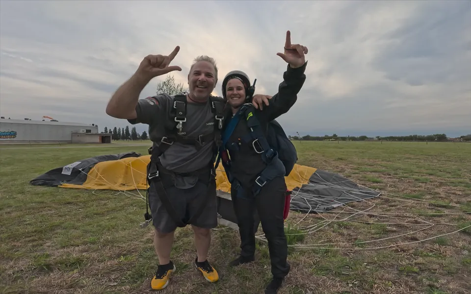 Ya en tierra: Mario Baldo, sonriente, después de aterrizar.