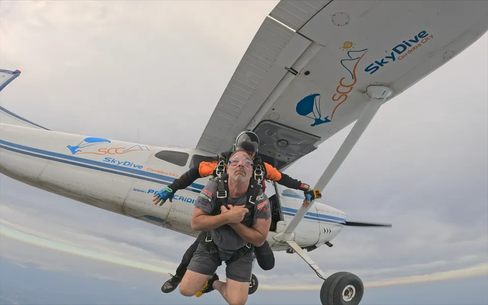 El momento de la salida: Mario Baldo y su instructor tándem dejan el avión en pleno vuelo.