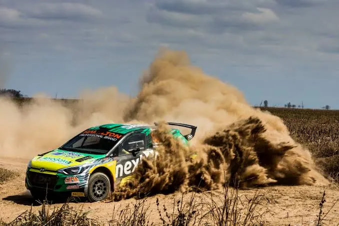 El Hyundai i20 de Mario Baldo en un camino de la llanura.